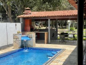 A piscina em ou perto de Casa à beira do lago