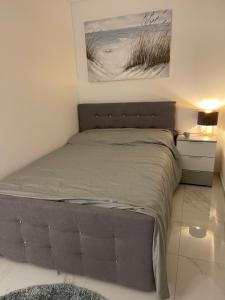 Cama en habitación blanca con marco de cama en Urlaub in Enzklößterle en Enzklösterle
