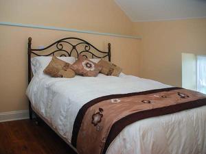 Un dormitorio con una cama grande con almohadas. en Nellie's Farmhouse, en Bantry
