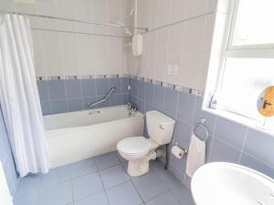 Bilik mandi di Tieve Baun