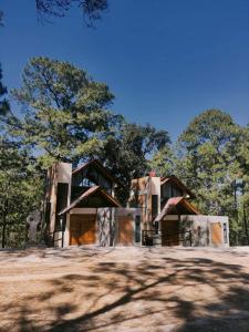 El edificio en el que está el chalet de montaña