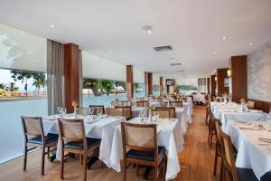 A restaurant or other place to eat at Windsor Leme Hotel