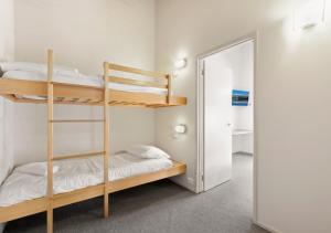 Двухъярусная кровать или двухъярусные кровати в номере Pinot