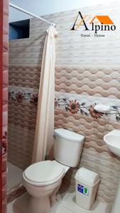 Phòng tắm tại Alpino Guest House