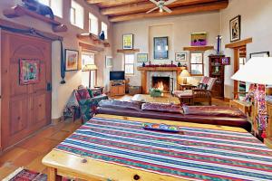 ein Wohnzimmer mit einem Sofa und einem Kamin in der Unterkunft Theodora Charmer in Taos