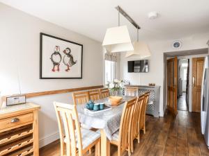 cocina y comedor con mesa y sillas en Maelgwyn, en Criccieth