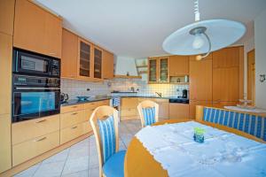 Een keuken of kitchenette bij Chalet Prinoth