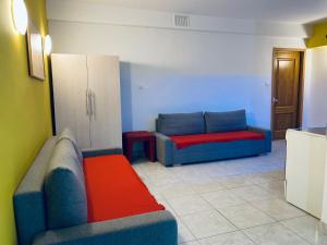 ブカレストにあるCentral Unirii - Old Town Apartmentsのリビングルーム(青と赤のソファ2台付)