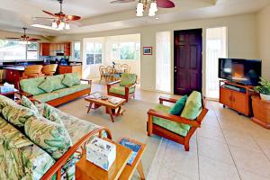 sala de estar con sofás y TV en Waikoloa Dreams, en Waikoloa