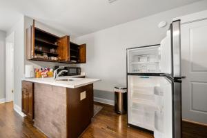 A kitchen or kitchenette at Lovely Cozy Studio in Heart of Atlanta