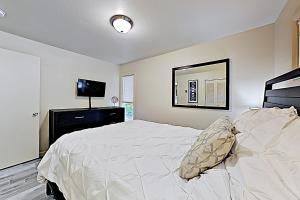 a bedroom with a bed and a flat screen tv at Homestake Haven 366 in Park City