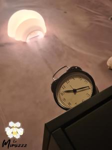 a clock sitting on top of a table at Le Mimizzz in Entraygues-sur-Truyère