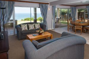 Oleskelutila majoituspaikassa Sea View 3 bedrooms Villa in Brenton On The Rocks