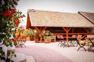 A restaurant or other place to eat at Diófa Panzió
