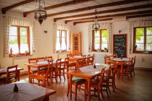 A restaurant or other place to eat at Diófa Panzió