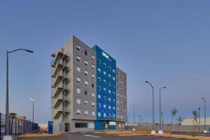 d'un hôtel dans un parking dans l'établissement One Chihuahua Norte, à Chihuahua