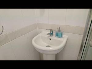 Ένα μπάνιο στο Room in Guest room - En suite shower room Double room with 1 double deyr