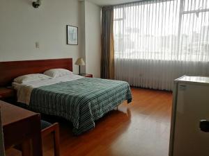 una camera con un letto e una grande finestra di Room in Guest room - Comfotable Room in very nice location a Bogotá
