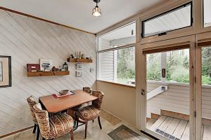 uma sala de jantar com uma mesa e cadeiras e uma janela em Sierra Del Sol 23 em Taos Ski Valley