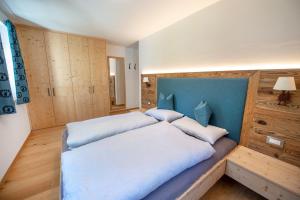 เตียงในห้องที่ Apartments Alpen Domus
