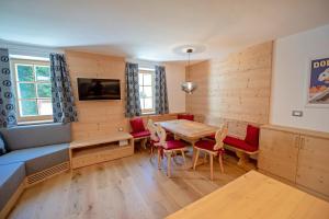 Televízia a/alebo spoločenská miestnosť v ubytovaní Apartments Alpen Domus