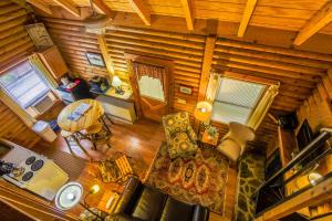 una vista aérea de una sala de estar en una cabaña en Mountainaire Inn and Log Cabins, en Blowing Rock