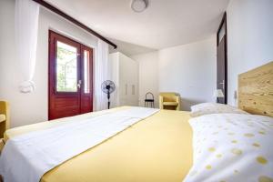 Un pat sau paturi într-o cameră la Apartments and rooms Ref - 20 m from sea