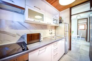 Dapur atau dapur kecil di Apartments and rooms Ref - 20 m from sea