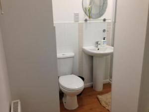 Ванна кімната в Room in Guest room - Double with shared bathroom sleeps 1-2 located 5 minutes from Heathrow dsbyr