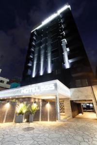 un edificio alto con luces encima en HOTEL555 沼津駅北, en Numazu