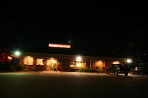 eine Tankstelle in der Nacht mit einem LKW vor der Tür in der Unterkunft Bangor Inn & Suites in Bangor