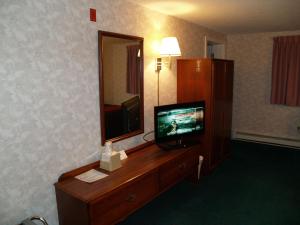Телевізор і / або розважальний центр в Bangor Inn & Suites