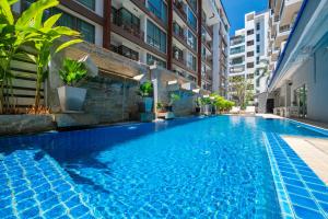a swimming pool in the middle of a building at Kokotel Pattaya South Beach in Pattaya