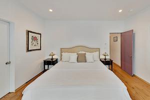 Un pat sau paturi într-o cameră la Kachina Ridge Dreams