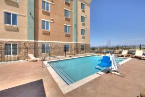 בריכת השחייה שנמצאת ב-Comfort Inn & Suites, White Settlement-Fort Worth West, TX או באזור