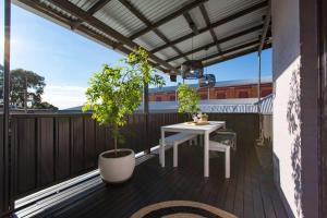 Un balcon sau o terasă la The Baylis Boutique Apartments