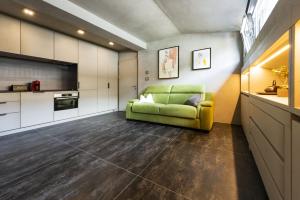 Loft on 1236 في أورتيساي: غرفة معيشة مع أريكة خضراء في غرفة