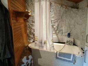 Kylpyhuone majoituspaikassa Wellanidia Cottage Skoutari