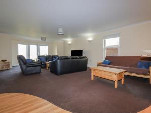 - un salon avec un canapé et une table dans l'établissement 1 Spinnakers, à Newquay