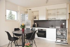 a kitchen with a table and chairs in a room at Brand New Apartmentcecilia Residence Apt N1 in Agno