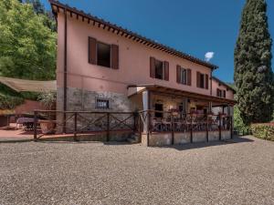 uma casa grande com uma cerca em frente em Amoliv em Arezzo