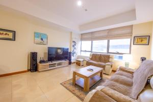 TV a/nebo společenská místnost v ubytování Luxury Escapes - Stylish 1BR - Murad Tower - Close to the Emirates Mall