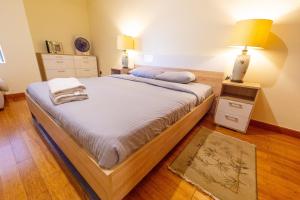 Postel nebo postele na pokoji v ubytování Luxury Escapes - Stylish 1BR - Murad Tower - Close to the Emirates Mall