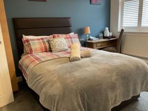 Postel nebo postele na pokoji v ubytování Room in Guest room - Apple House Wembley