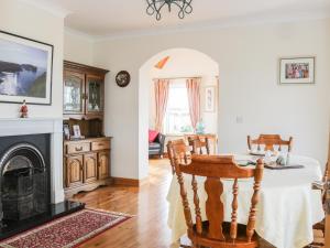 a living room with a table and a fireplace at McGuire's Cottage in Barnatra