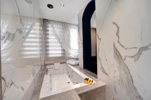 a bathroom with a tub and a large mirror at Berjer Boutique Hotel & Spa in Istanbul