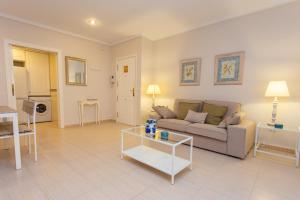 A kitchen or kitchenette at Dénia FRONT BEACH Apartment