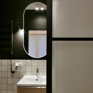 baño con espejo y lavabo en Apartamenty Białystok - Apartment Royal VI, en Białystok