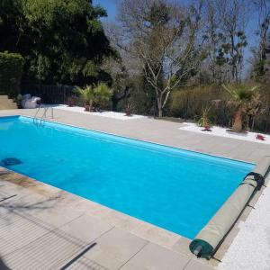 einen Pool mit blauem Wasser im Hof in der Unterkunft Gite Matilon, 5 min Eugénie les Bains in Buanes