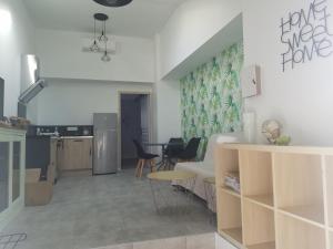 eine Küche und ein Wohnzimmer mit einem Tisch und Stühlen in der Unterkunft Gite Matilon, 5 min Eugénie les Bains in Buanes